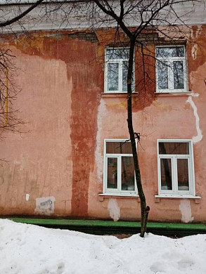 В одном из ивановских многоквартирных домов разрушается фасад и течет кровля